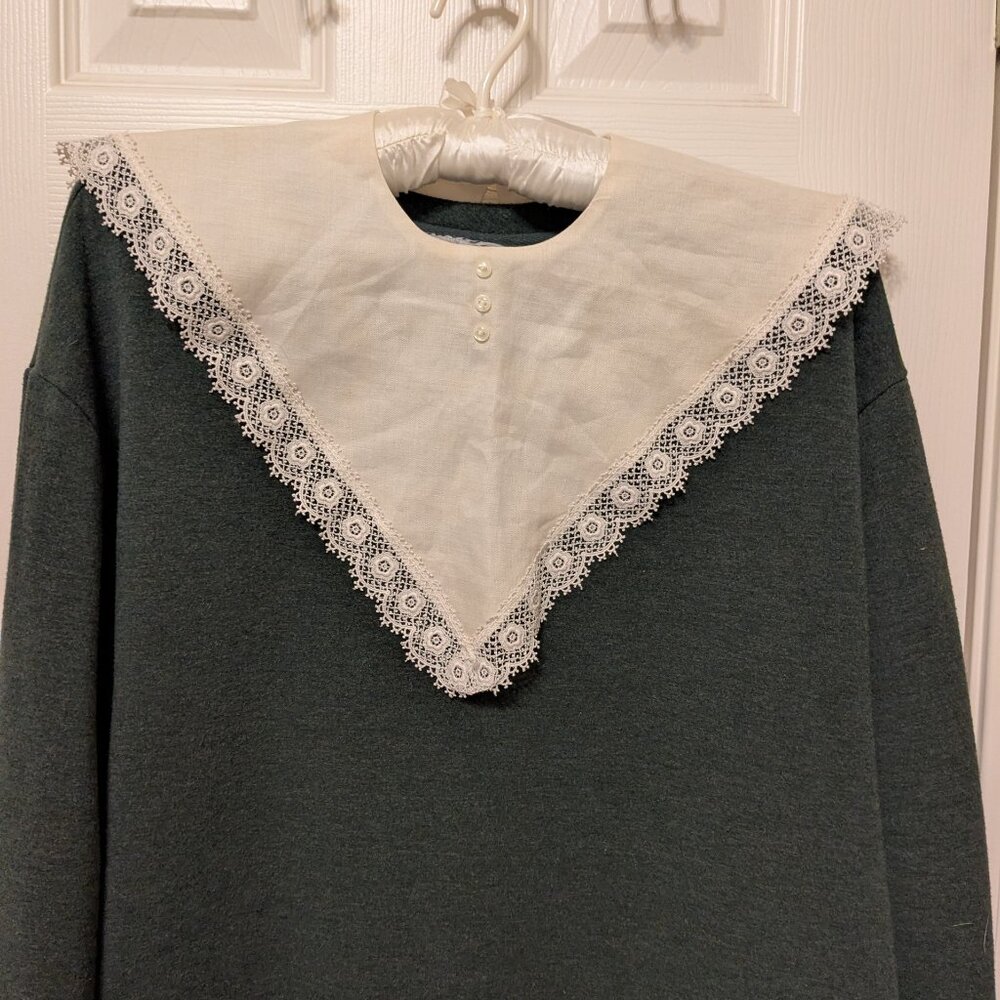 Vintage Lace Collar With Decorative Buttons Back Closure